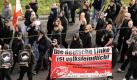 Rechte Demonstranten tragen am Samstag (10.10.09) in Berlin waehrend eines Naziaufmarsches ein Transparent mit der Aufschrift 'Die deutsche Linke ist volksfeindlich!'. Mehrere Hundert Rechte haben am Samstag in Berlin gegen einen vermeintlich linkspolitisch motivierten Brandanschlag auf einen Szenetreff von Neonazis demonstriert. Nach Angaben eines Polizeisprechers setzte sich der Aufmarsch mit rund 400 Teilnehmern kurz nach 13.00 Uhr in Bewegung. Die Teilnehmer hatten sich zwischen Bahnhof Alexanderplatz und Fernsehturm versammelt. Bis zum frühen Nachmittag gab es keine Zwischenfaelle. Zu einer Gegendemonstration am Haus des Lehrers am Alexanderplatz kamen rund 300 Teilnehmer. (zu ddp-Text) Foto: Philipp Guelland/ ddp
 Foto: ddp