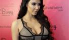 Wenn eine Paris Hilton den It-Girl-Thron streitig machen kann, dann sie: Kim Kardashian, ebenfalls eine ehemalige Beste-Freundin von Paris Hilton. Sie ist sexy, tummelt sich auf allen wichtigen Partys rum und hat verstanden, wie man als It-Girl Geld verdient. Sie hat eine eigene Reality-Soap, wirbt für Diät-Produkte und Bademoden und lässt sich ihre Auftritte in Nachtclubs und Casinos ordentlich bezahlen. Ob sie Paris bald den Rang abläuft? Foto: ap