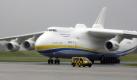 Die Antonov AN-225, das größte Frachtflugzeug der Welt, steht am Dienstag (11.08.2009) auf dem Flughafen Frankfurt/Hahn auf dem Rollfeld. Dort soll das schwerste, jemals in der Geschichte der Luftfahrt verladene Frachtstück, ein 189,98 Tonnen schwerer Generator für ein Gaskraftwerk in Armenien, in die Maschine verladen werden. Das sechsstrahlige Frachtflugzeug ist das größte gegenwärtig im Einsatz befindliche Flugzeug der Welt, noch vor dem Airbus A 380. Die Maschine ist 85 Meter lang und hat eine Spannweite von mehr als 88 Metern.
 Foto: dpa