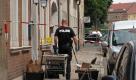 Ein Polizist steht am Sonntag (04.07.10) an einer Gaststaette in Erfurt. Die Kneipe im Erfurter Norden war nach Polizeiangaben in der Nacht zum Sonntag Tatort einer Schiesserei. Ein 44 Jahre alter Mann hatte nach einem Streit mit seiner Ex-Freundin mehrere Schuesse in die Gaststaette abgefeuert, wobei er die Wirtin und eine Bedienung traf. Der Taeter beging Selbstmord. Die Wirtin und die Bedienung mussten mit schweren Verletzungen in ein Krankenhaus gebracht werden, waren nach einer Notoperationen aber ausser Lebensgefahr. (zu ddp-Text) Foto: Jens-Ulrich Koch/ddp Foto: ddp