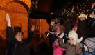 Gesangslehrerin Anna-Maria Goerres-Caspers (l) studiert mit Kindern auf dem Trierer Weihnachtsmarkt vor dem Dom Weihnachtslieder ein. Foto: dpa