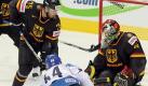 Der Finne Mikael Granlund (Mitte) scheitert mit seinem Schuss an Marcus Kink (links) und DEB-Goalie Dennis Endras Foto: dpa