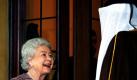 Die britische Königin Elizabeth II verabschiedet sich vom Emir of Qatar Scheich Hamad bin Khalifa Al-Thani im Schloss von Windsor. Der Scheich hatte zusammen mit seiner Frau Mozah bint Nasser al-Missned das Land besucht.  Foto: dapd