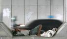 In einem der Pfeiler der U-Bahn in Indonesiens Hauptstadt Jakarta hält einer ein Schläfchen. Foto: Bagus Indahono Foto: dpa