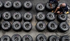 Zwei Mechaniker berprfen in Sao Paulo die Reifen. Selbst wenn sein Ferrari-Rivale sein Heimrennen gewinnen sollte, gengt Hamilton ein fnfter Platz zum Titel.
 Foto: dpa
