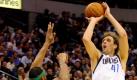 Mavericks-Star Dirk Nowitzki (r) war mit 26 Punkten der überragende Spieler auf dem Parkett. Foto: Larry W. Smith Foto: dpa