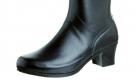 Auch dies ist ein Gummistiefel. Das Modell von Viking ist dank seines zeitlosen, femininen Designs auch zu Röcken oder Kleidern tragbar. Foto: Zalando.de