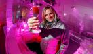 Anika Regen posiert am (31.07.08) in der Eis-Bar an der Elbe in Hamburg mit einem Cocktail in der Hand. Die 24-Jaehrige hat einen der wohl kaeltesten Arbeitsplaetze des Sommers. Sie ist Barkeeperin im asiatischen Restaurant 'Indochine' in Hamburg, das direkt an der Elbe gelegen ist und im ersten Stock ueber eine Eisbar verfuegt. Zwei- bis dreimal die Woche serviert Anika ihren Gaesten hier Wodkakreationen in wahrlich eisiger Atmosphaere.

Foto: Roland Magunia/ ddp Foto: ddp