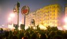 Demonstranten verfolgen am Dienstag auf dem Tarhir-Platz in Kairo, Ägypten, die Fernsehansprache von Präsident Muhammad Husni Mubarak, in der er seinen Verzicht auf eine weitere Kandidatur bei der Präsidentenwahl im September verkündete.
 Foto: ddp