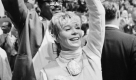 Auch in der Politik ist MacLaine aktiv, zum Beispiel gemeinsam mit dem ehemaligen Footballspieler Roosevelt Grier, mit dem sie 1968 den Ex-Pressesprecher Kennedys, Pierre Salinger, untersttzt. Foto: ap