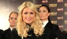 Paris Hiltons Winke-Winke an der Wursttheke
Vorspann: 	
Text: 	

Frankfurt/Main (dpa) - Wer dachte, Paris Hilton sei out, der muss sich nur in Frankfurt an ihre Fersen heften. Dort macht sie Werbung zwischen Börse und Wursttheke. Hilton enthüllt dabei sogar Interesse für Stuttgart 21.

Na dann, Prost: Glamour-Girl Paris Hilton hat sich auf den Weg nach Deutschland gemacht, um zwischen Frankfurt und Stuttgart die Werbetrommel für eine Prosecco-Marke zu rühren. Ihr Management und ihr österreichischer Arbeitgeber wollten allerdings nicht das Privatleben der US-Party-Königin beleuchten, sondern verständlicherweise den Dosen-Sekt preisen. Börse, Kaufhaus, sogar ein Supermarkt und angeblich eine Tankstelle standen auf dem Programm, bevor die 29-Jährige nach Stuttgart fahren wollte. Nicht mit der Luxuslimousine, sondern mit einem gewöhnlichen Zug, wie es bis zuletzt hieß.

Also erzählte Hilton, ganz der Profi, zunächst der wartenden Medienmasse in der Deutschen Börse, wie begeistert sie von den verschiedenen Prosecco-Sorten sei. «Ich identifiziere mich wirklich mit der Firma und dem Getränk», hauchte Hilton in die bereitstehenden Mikrofone, während ihr Manager sich alle Mühe gab, Fragen zu einer Schwangerschaft oder erotische Anspielungen abzuwimmeln. Viel war daher nicht zu erfahren über die blonde Werbe-Ikone: 17 Werbeverträge habe sie, aber für die Proseccosorten aus Tirol werbe sie natürlich am liebsten. «They're hot», schwört sie. Noch etwas? Ja, sie liebt Deutschland, und ihr Freund ist zur Zeit geschäftlich in Los Angeles.

Kokaingeschichten und Hotelverbote, Frauenknast wegen Trunkenheit am Steuer und durchzechte Partynächte? Wer sich einen Skandal von der 29-Jährigen am Main versprochen hatte, wurde zunächst enttäuscht. Geradezu bieder, gekleidet in schwarzem Rolli und Rock, gab sich Hilton in der Börse: «Ich genieße mein Leben in vollen Zügen», antwortete sie auf eine der zugelassenen zehn Fragen der Journalisten. Und in zehn Jahren, was macht sie dann? «Dann werde ich mein Geschäftsfeld vergrößert und eine eigene Familie mit Kindern haben», bekannte sie. Dann verabschiedete sie sich.

Nächste Station: ein Kaufhaus auf der zentralen Einkaufsmeile Zeil - nicht zum Shoppen wie gewöhnlich, sondern um auch dort vor Kameras ein Lächeln aufzusetzen. Und zum Abschluss des Tages sollte es noch eine Spur bodenständiger zugehen: Zu Ehren des US-Gastes räumte ein Supermarkt extra seine Obst- und Gemüseabteilung leer. Dort sollte Hilton dann zwischen Wurst- und Käsetheke ein Glas Sekt schlürfen. Vertrauter dürfte sich die Hotelerbin sicherlich am Abend fühlen: Die Blondine stand im angesagten Frankfurter King Kamehameha Club auf der Gästeliste.

Vom Mainufer aus wollten Hilton, das werbende Gesicht der Rich AG, und ihr Tross dann am Freitag Richtung Süden steuern und auch in Stuttgart mit - natürlich - Prosecco anstoßen. Nach Angaben ihrer Agentur steigt sie dazu in einen ICE - mit selbst gekauften Tickets, nachdem die Deutsche Bahn die Hilton-Anfrage nach Gratisfahrscheinen angeblich abgelehnt hatte.

«Gereist wird in der 1. Klasse», betonte das Management. «Paris wollte unbedingt einmal mit der Bahn fahren - mit der Deutschen Bahn, damit Fans und die Presse sie hautnah erleben dürfen, während sie sich Deutschland aus nächster Nähe ansehen kann.» Außerdem wolle sich Paris Hilton «selbst ein Bild vom Stuttgarter Bahnhof und von den Plänen des Megaprojekts Stuttgart 21 machen». Foto: dapd