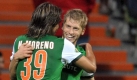 Nach seinem Treffer wird Torschütze Aaron Hunt von Marcelo Moreno (l) gefeiert. Foto: dpa