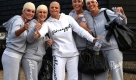 Reality television star Jade Goody, center, who had a tube extending from inside her left sleeve and apparently feeding from a pocket, poses with friends wearing joke skull caps outside her Upshire, southern England home on the day before her wedding to fiance Jack Tweed Saturday Feb. 21, 2009. A brash young British reality TV star whose ups and downs have captivated the nation is approaching her death the same way she has lived _ on television. Given just months to live from cervical cancer that spread to her liver and bowels, 27-year-old Jade Goody sees no reason to turn the cameras off now. (AP Photo/Chris Radburn/PA Wire) ** UNITED KINGDOM OUT NO SALES NO ARCHIVE ** Foto: ap
