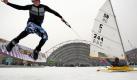 Ein Wakeboarder wird auf dem See vor der Leipziger Messe von einem Eissegler gezogen. Foto: Jan Woitas Foto: dpa