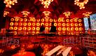 Mitarbeiter sitzen in der Kantine des Spiegel-Verlagshauses in Hamburg. Beim Umzug in ein neues Verlagsgebäude Anfang 2011 wird nur ein kleiner Teil der 1969 vom Designer Verner Panton gestalteten Einrichtung mitgenommen. Rund 80 Quadratmeter werden dagegen an das Hamburger Museum für Kunst und Gewerbe gehen. Foto: ap