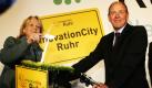 Bernd Tischler (SPD), Oberbürgermeister von Bottrop, und die nordrhein-westfälische Ministerpräsidentin Hannelore Kraft (SPD) freuen sich in Essen während der Bekanntgabe der InnovationCity Ruhr gemeinsam. Die Ruhrgebietsstadt wird zur Klima-Modellstadt im Ruhrgebiet. Im Wettbewerb um die Ruhrgebietsstadt mit der besten Klimapolitik hat Bottrop den Zuschlag erhalten.  Foto: dpa