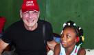 Der US-Schauspieler Harrison Ford posiert mit einer Überlebenden des Erdbebens in der haitianischen Stadt Hinche. Foto: ap