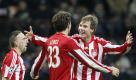 Fussball, Champions League, Achtelfinale, Hinspiel, Inter Mailand - FC Bayern Muenchen, Mittwoch (23.02.11), Giuseppe-Meazza-Stadion, Mailand (Italien): Muenchens Holger Badstuber (r.) gratuliert dem Torschuetzen Mario Gomez, waehrend links Muenchens Frank Ribery geht. Das Spiel endete 0:1. Foto: Sebastian Widmann/dapd

1:0 in Mailand - Bayern nun heiß auf Dortmund (Mit Bildern)
Vorspann: 	
Text: 	

   Mailand (dpa) - Lachs und andere Leckereien wurden beim nächtlichen Bankett aufgetischt. Doch Bayern Münchens Vorstandschef Karl-Heinz Rummenigge blickte nicht nur auf die Feier des Tages, sondern schon auf die nächste Aufgabe: Denn am Wochenende ist Borussia Dortmund beim Fußball-Rekordmeister zu Gast. «Wir wollen am Samstag unbedingt gewinnen und mindestens Zweiter werden in der laufenden Saison. Diese drei Punkte brauchen wir, um dieses Ziel zu erreichen. Wenig feiern und viel Konzentration sind jetzt gefragt», sagte Rummenigge im Mannschaftshotel in Mailand.

   Also nur kurz durfte der 1:0-Erfolg am Mittwoch über den Titelverteidiger in der Champions League genossen werden. Mario Gomez hatte das Tor zum Viertelfinale der Königsklasse weit aufgestoßen. Durch den Treffer des Nationalstürmers in der 90. Minute gewann der deutsche Fußball-Meister bei Inter Mailand mit 1:0 (0:0) und nahm damit zumindest gefühlt Revanche an den Italienern für die Final-Niederlage von 2010. Vor 75 925 Zuschauern im Giuseppe Meazza-Stadion eröffnet der knappe Erfolg dem deutschen Fußball-Meister alle Chancen, um am 15. März vor heimischem Publikum den Einzug in die Runde der letzten Acht in Europas Königsklasse endgültig perfekt zu machen.

   «Wir sind zufrieden mit dem Ergebnis auswärts und hoffen, dass wir im Rückspiel das Ding durchziehen können und hoffentlich weiterkommen», sagte Offensivmann Thomas Müller. Neben Torschützen Gomez war vor allem Torhüter Thomas Kraft ein Erfolgsgarant, der die Bayern auf Kurs Viertelfinale hielt. «Ich habe ordentlich, gut gehalten, das ist okay. Aber überbewerten würde ich das nicht», sagte der Jung-Keeper unaufgeregt nach seinem ersten K.o.-Spiel in der Königsklasse.

   In der Schlussphase hatte sogar Inter mehrfach die Chance zum Sieg, aber entweder rettete Kraft oder den Mailändern fehlte das Schussglück. Als es schon nicht mehr nach einem Tor aussah, schlug dann der FC Bayern zu. Julio Cesar konnte einen Distanzschuss von Arjen Robben nicht festhalten, Gomez staubte ab - 1:0 in der 90. Minute. Das siebte Tor des Nationalstürmers im laufenden Wettbewerb.

   «Dass wir zum Schluss praktisch in letzter Sekunde 1:0 gewonnen haben, ist wunderbar und gibt uns beste Voraussetzung auch unser Ziel, das Viertelfinale, zu erreichen», sagte Rummenigge. Foto: dapd