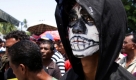 Ein Mann aus Ost-Timor, einer Insel in Indonesien, nimmt an einer Gedenkveranstaltung teil. Die Demonstranten fordern die Aufarbeitung einer blutigen Niederschlagung einer Unabhängigkeitsdemonstration vor 18 Jahren. Foto: ap