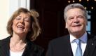 Bundespräsident Joachim Gauck und dessen Lebensgefährtin Daniela Schadt wurden zum 1. April verheiratet. Foto: Wolfgang Kumm Foto: dpa