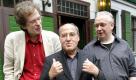 Andrej Bahro (r), Gregor Gysi (M) und Florian Havemann (l) stehen im Berliner Stadtteil Mitte vor der Traditionsgaststätte 'Zur letzten Instanz', um dort anschließend ein Gespräch zu führen (Aufnahme vom 30.07.2008). Gysi arbeitete ab 1971 als einer der wenigen niedergelassenen Rechtsanwälte in der DDR. In dieser Funktion verteidigte er ab 1978 auch Systemkritiker wie Rudolf Bahro und Robert Havemann. Foto: Wolfgang Kumm dpa/lbn (zu dpa Gespräch: 'Gysi: 'Ich habe meine Mandanten niemals verraten'' vom 16.08.2008) +++(c) dpa - Bildfunk+++
pixel Foto: dpa