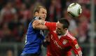 Duell auf gleicher Augenhöhe: Bayerns Franck Ribery (rechts) und David Rozehnal von Hamburg im Duell. Foto: dpa