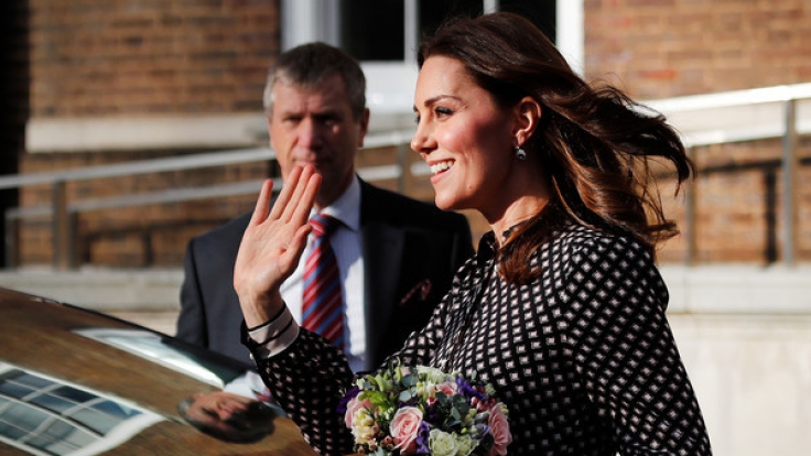 Kate Middleton zeigte sich kurz nach Bekanntgabe der Verlobung von Prinz Harry mit Meghan Markle erstmals in der Öffentlichkeit.