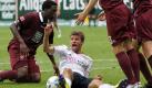 ... Verteidiger Rodnei, der gegen Thomas Müller (am Boden) zwei Elfmeter verursachte. Foto: dpa