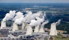 Luftaufnahme der dampfenden Kühltürme des Vattenfall Braunkohlekraftwerkes im südbrandenburgischen Jänschwalde (Spree-Neiße). Das Braunkohlekraftwerk ist mit einer installierten Leistung von 3.000 Megawatt nach Firmenangaben das größte seiner Art in Deutschland. Die Kraftwerkstechnologie ist in der Klima-Debatte schon lange ein Zankapfel. Umweltschützer werfen Konzernen und Politik vor, noch immer zu stark auf vergleichsweise schmutzige und ineffiziente Kohlekraftwerke zu setzen und zu wenig für die Erschließung erneuerbarer Energien zu tun.
 Foto: dpa