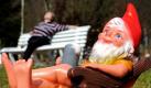 Eine Besucherin des Zwergen-Parks Trusetal in Thüringen lässt sich die Sonne ins Gesicht scheinen. Das frühlingshafte Wetter mit 15 Grad Celsius wird uns nicht erhalten bleiben. Foto: ap