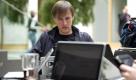 Der Fraktionsvorsitzende der Piratenpartei im Berliner Abgeordnetenhaus, Andreas Baum, sitzt am Mittwoch (05.10.11) in der Cafeteria im Haus der Bundespressekonferenz in Berlin an einem Laptop. Die Piraten verstehen sich als 'sozial-liberale Grundrechtspartei' und lehnen die Bezeichnung 'Netzpartei' ab. Ins traditionelle Links-Rechts-Schema lasse sich die Organisation nicht einordnen, sagte der Bundesvorsitzende Sebastian Nerz am Mittwoch in Berlin. (zu dapd-Text)
Foto: Axel Schmidt/dapd Foto: dapd