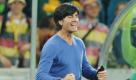 Jüngstes Model(l) aus der ehedem hemdsärmeligen Welt des Fußballs ist Bundestrainer Joachim Löw. Seit 2006 setzt der smarte Jogi Trends in Sachen Oberteile. Erst das weiße Strenesse-Hemd, jüngst der blaue Babykashmir-Pulli. Führungskräfte aller Branchen eifern ihm nach.  Foto: dpa