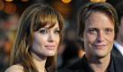 Sie kam ohne Brad Pitt, aber dafür mit ihrem deutschen Film-Ehemann August Diehl. Hollywoodstar und Sechsfach-Mutter Angelina Jolie (35) hat am Mittwoch in Berlin den Agententhriller Salt vorgestellt. Foto: dpa