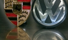 26. Oktober: Der Sportwagenbauer Porsche gibt bekannt, dass er den Anteil an Volkswagen auf 42,6 Prozent aufgestockt hat. Darber hinaus halte Porsche Optionen auf 31,5 Prozent. Die Nachricht lst einen Kursanstieg der VW-Aktie bis auf ber 1000 Euro aus, weil sich sogenannte Leerverkufer mit geliehenen Aktien verspekuliert haben. Sie finden nun nicht genug Papiere am Markt, um ihre Positionen zu decken. Foto: dpa