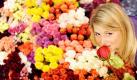 Model Anna präsentiert kolumbianische Rosen auf der Internationalen Pflanzenmesse (IPM) in Essen. Von Dienstag bis Freitag zeigen 1500 Aussteller aus 43 Ländern Pflanzen, Gartenbautechnik und Floristik. Foto: dpa