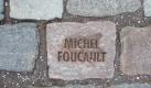 Wahnsinn und Gesellschaft: Michel Foucault geht 1961 in diesem Buch hart mit dem gesellschaftlichen Umgang mit Geisteskranken ins Gericht. Er beschreibt die Geschichte des Wahnsinns und stellt fest, dass die neuzeitliche Rationalität die Ausgrenzung von Anderen weiter fördert - und er sieht keine Verbesserung. Die Psychiatrie bezeichnet er als irrgeleitete Philantropie, deren Methoden nicht weniger Kontrolle ausübten als frühere, archaisch wirkende Behandlungsweisen. Foto: wikipedia/Hans Weingartz/Creative Commons Licence