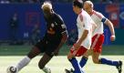 In Europa hui, in der Liga weiter pfui: Der HSV verlor gegen den FSV Mainz 05 vor heimischem Publikum mit 0:1. Aristide Bancé (l.) erzielte das einzige Tor. Foto: ddp