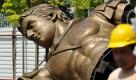 Auf dem Marktplatz von Skopje, Mazedonien, wartet ein Teil einer Bronzestatue, die Alexander den Großen darstellt, auf seine Konstruktion. Zweiundzwanzig Meter hoch wird die fertige Skulptur sein, die Alexander, den einstigen König von Makedonien, sitzend auf seinem Gaul Bucephalus zeigt. Der Titel des Denkmals lautet Krieger auf einem Pferd. Foto: dapd