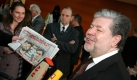 Kurt Beck (SPD), Ministerprsident vonRheinland-Pfalz, griff bei einer Veranstaltung imDezember 2007 denArbeitslosenHenrico Frank verbal an:Wenn Sie sich waschen und rasieren, haben Sie in drei Wochen einen Job. Der Satz sorgte nicht nur fr Protest, sondern brachte Frank auch zahlreiche Arbeitsangebote ein. Foto: dpa