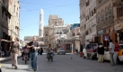 Two European citizens (L) stroll through the streets of the Old City of Sana'a, Yemen, 15 June 2009. Three German women were found dead on 15 June, three days after nine foreigners, including seven Germans, went missing in the restive north-western Yemeni province of Saada, a security source said. 'Three women were found dead. They were shot', the source said. The fate of the six other hostages is still unclear, he added. EPA/YAHYA ARHAB +++(c) dpa - Bildfunk+++ Foto: dpa