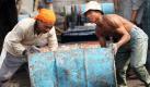Indonesische Arbeiter verladen in einem Hafen in Jakarta Tonnen mit Palmöl, die nach Pakistan verschifft werden sollen. Der durchschnittliche Preis für Palmöl wird 2011 höher sein als im letzten Jahr: Pro metrischer Tonne bewegt sich der Wert des orangefarbenen Rohstoffs auf etwa 900 US-Dollar zu. 2010 kostete die gleiche Menge Palmöl 480 Dollar. Foto: dpa