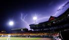Blitze durchziehen den Himmel über dem Rosenblatt-Stadion in Omaha im US-Bundesstaat South Carolina bei den NCAA-College-World-Series. Das Oklahoma-Team setzte sicht mit einem 4:3-Sieg gegen South Carolina durch. Foto: ap