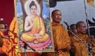 Buddhistische Mönchen beten um Gewaltlosigkeit während eines Protestes gegen die thailändische Regierung. Foto: ap