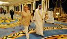Bundeskanzlerin Angela Merkel setzt ihre Reise durch die Golfregion nach Katar fort. Hier schritt sie mit Präsident Scheich Khalifa Bin Zayed Al Nahyan durch den Präsidentenpalast der Vereinigten Arabischen Emirate. Foto: dpa
