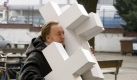 Bloch (Dieter Pfaff) hilft seinem Sohn beim Transport der Requisiten für eine Schulaufführung. (Bild: WDR/Frank Dicks) Foto: dpa