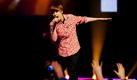 In seinen Videos scheint Teenie-Schwarm Justin Bieber (16) eigentlich eine ganz gesunde Haut zu haben. Trotzdem wirbt er jetzt für eine Akne-Creme. Videos zeigen ihn auf der Website des Unternehmens in einem weißen T-Shirt beim Basketballspielen. Meine Fans wissen schon, dass ich eigentlich ein ganz normales Kind bin. Aber ich weiß, dass es für einen Teenager egal ist, wie viele Menschen einen anschauen. Du willst einfach keine Akne haben, sagte er laut New York Daily News. Zuvor hatten auch schon Rapper P. Diddy, Popsängerin Jessica Simpson und Katy Perry für die Marke Werbung gemacht. Foto: ddp
