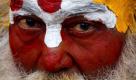 Ein Sadhu ehrt auf dem Hindu Festival Maha Shivaratri im Pashupati-Tempel in Kathmandu den Lord Shiva. Um die Geburt des Gottes der Schöpfung und der Zerstörung zu feiern haben sich mehr als 200.000 Hindi und Sadhu aus ganz Nepal und dem benachbarten Indien dort versammelt.  Foto: dpa