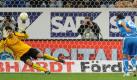 Hier sieht es noch so aus, als hätte Frankfurts Torwart Oka Nikolov eine Chance, den Strafstoß gegen Sejad Salihovic von der TSG 1899 Hoffenheim zu parieren. Die Auflösung: Der Ball schlug links oben zur Führung ein. Foto: dpa
