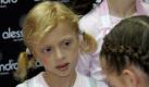 Die Tochter von Ex-Tennisstar Boris Becker, Anna Ermakova, lässt sich auf der 'Beauty International' am von alessandro International von einem gleichaltrigen Mädchen die Hände massieren (Archivfoto vom 23.03.2007). Becker hat den Vorwurf der Vermarktung seiner Kinder auf dem Internetsender boris-becker.tv zurückgewiesen. Er habe Kritik an seiner neuen Internet-Plattform erwartet, sagte Boris Becker der Illustrierten «Bunte». Zu dem Prozess gegen Angela Ermakova, der er eine Vermarktung der gemeinsamen neunjährigen Tochter Anna vorwirft, wollte sich Becker aus rechtlichen Gründen nicht äußern. Er liebe Anna und werde alles für sie tun. Foto: dpa
