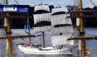 Der Segler Artemis fährt auf der Flensburger Förde an der Gorch Fock vorbei. Zahlreiche Segelschiffe und Traditionssegler werden am Wochenende zu dem maritimen Volksfest Flensburg Nautics erwartet. Bis zur Auslaufparade am Sonntag werden sich bis zu 400.000 Besucher bei den Attraktionen rund um den Hafen der Fördestadt tummeln. Foto: dpa